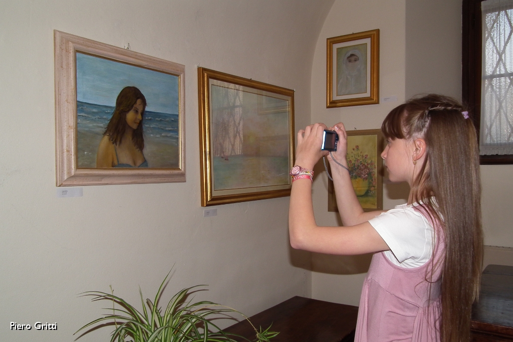 07 La nipote fotografa il quadro con la zia Maria Pia.JPG